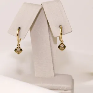 BRINCO ARGOLINHA COM PINGENTE ESTRELINHA LUCK ZIRCÔNIA BANHO OURO 18K