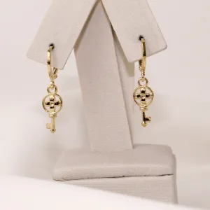 BRINCO ARGOLINHA COM PINGENTE DE CHAVE P BANHO OURO 18K