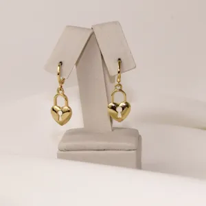 BRINCO ARGOLA COM PINGENTE DE CADEADO CORAÇÃO