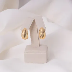 BRINCO MEIA ARGOLA TRABALHADA BANHO OURO 18K