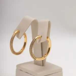 BRINCO ARGOLA COM ZIRCÔNIAS CRISTAL BANHO OURO 18K