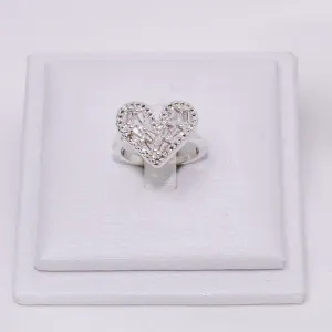 ANEL CORAÇÃO CRAVEJADO COM ZIRCÔNIAS BAGUETE CRISTAIS BANHO PRATA