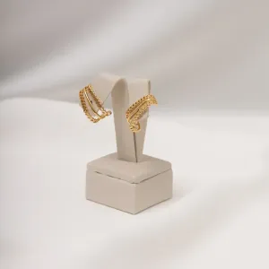 BRINCO EAR CUFF TRIPLO CORAÇÃO BANHO OURO 18K