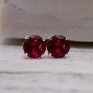 BRINCO PONTO DE LUZ ZIRCÔNIA VERMELHO PEQUENO BANHO PRATA