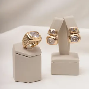 CONJUNTO BRINCO E ANEL CRAVEJADO COM ZIRCÔNIAS E PEDRA CRISTAL BANHO OURO 18K