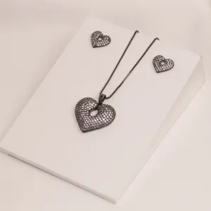 CONJUNTO CORAÇÃO CRAVEJADO COM ZIRCÔNIAS BANHO RÓDIO NEGRO