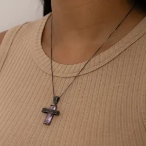 COLAR CRUZ COM PEDRA LILÁS BANHO RÓDIO NEGRO
