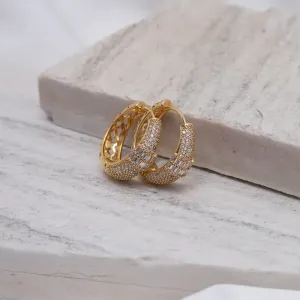 BRINCO ARGOLA CRAVEJADA COM ZIRCÔNIAS NAVETE CRISTAIS BANHO OURO 18K