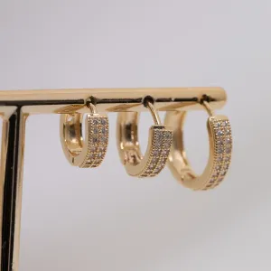 BRINCO ARGOLA P DUAS FILEIRAS CRAVEJADO COM ZIRCÔNIAS BANHO OURO 18K