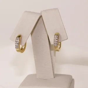 BRINCO ARGOLA PEQUENA CRAVEJADA COM ZIRCÔNIAS BANHO OURO 18K