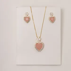 CONJUNTO CORAÇÃO COM ZIRCÔNIAS E PEDRA SALMÃO BANHO OURO 18K