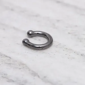 BRINCO FAKE ARGOLA MINI LISA BANHO RÓDIO NEGRO