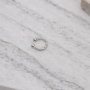 BRINCO FAKE ARGOLA MINI TRABALHADA BANHO RÓDIO BRANCO