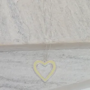 COLAR CORAÇÃO ESMALTADO COR AMARELO MANTEIGA BANHO PRATA