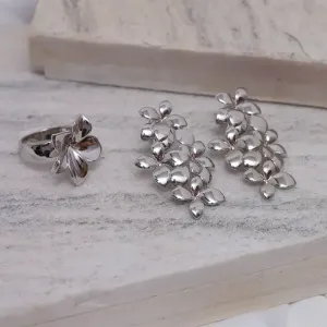 CONJUNTO BRINCO E ANEL FLOR LISOS BANHO RÓDIO BRANCO
