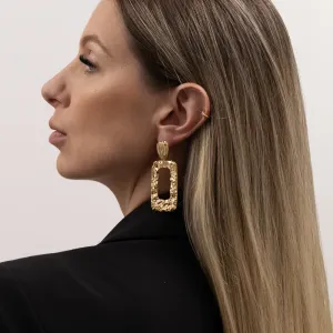 BRINCO RETANGULAR MARTELADO BASE CORAÇÃO BANHO OURO 18K