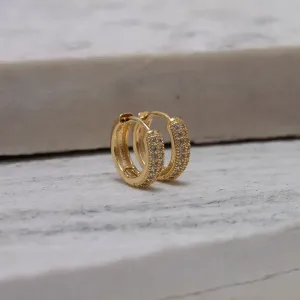 BRINCO ARGOLA CRAVEJADA COM ZIRCÔNIAS DUPLAS BANHO OURO 18K