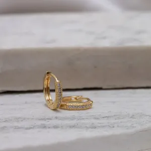 BRINCO ARGOLA FINA CRAVEJADA COM ZIRCÔNIAS BANHO OURO 18K