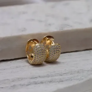 BRINCO ARGOLA G COM ZIRCÔNIAS BANHO OURO 18K
