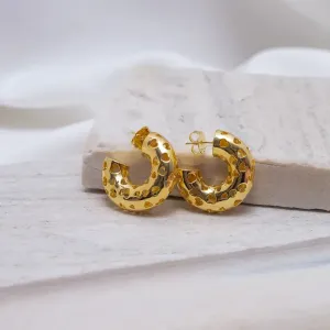 BRINCO ARGOLA VAZADA COM CORAÇÕES G BANHO OURO 18K