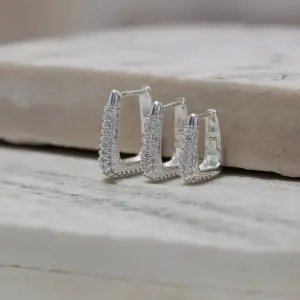 BRINCO ARGOLA QUADRADA G COM ZIRCÔNIA BANHO PRATA