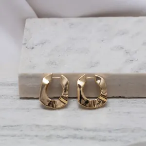 BRINCO ARGOLA RETANGULAR ORGÂNICA BANHO OURO 18K