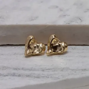 BRINCO CORAÇÃO ORGÂNICO MARTELADO BANHO OURO 18K