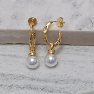 BRINCO MEIA ARGOLA COM PÉROLA BANHO OURO 18K