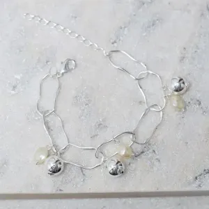 PULSEIRA ELOS IRREGULARES COM BOLINHAS E PÉROLAS BANHO PRATA