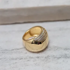 ANEL GRANDE LISO E COM ZIRCÔNIAS BANHO OURO 18K