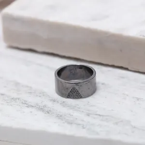 ANEL LARGO COM TRIÂNGULO DE ZIRCÔNIAS BANHO RÓDIO NEGRO