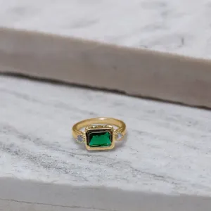 ANEL QUADRADO COM PEDRA VERDE ESMERALDA BANHO OURO 18K
