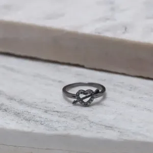 ANEL CORAÇÃO CAVEJADO COM FLECHA BANHO RÓDIO NEGRO