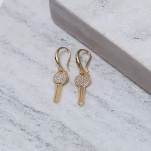 BRINCO ARGOLA PINGENTE CHAVE CRAVEJADA BANHO OURO 18K