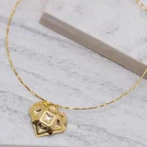 COLAR ARO COM PINGENTE DE CORAÇÃO TRABALHADO BANHO OURO 18K