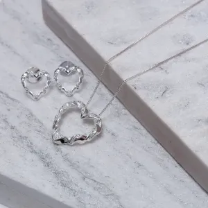 CONJUNTO CORAÇÃO TORCIDO COM ZIRCÔNIAS BANHO PRATA