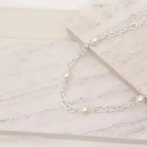 CORRENTE COM COM PÉROLAS BANHO PRATA
