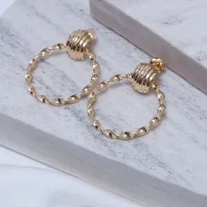 BRINCO ARGOLA TORCIDA COM BASE BANHO OURO 18K