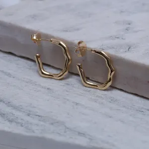 BRINCO ARGOLA ORGÂNICA ONDULADA BANHO OURO 18K