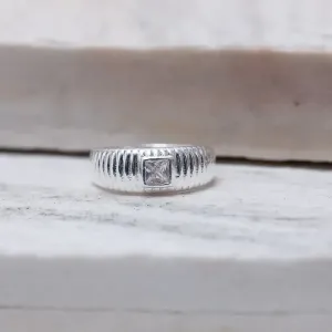 ANEL CARACOL COM PONTO DE LUZ QUADRADA BANHO PRATA