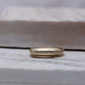 ANEL QUADRADO ABAULADO COM ZIRCÔNIAS BANHO OURO 18K