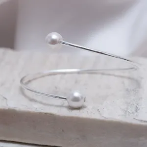 BRACELETE FINO COM PÉROLA BANHO PRATA