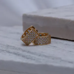 BRINCO ARGOLA RETA CRAVEJADA G BANHO OURO 18K