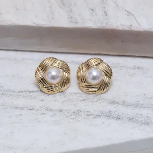 BRINCO BOTÃO TRABALHADO COM PÉROLA BANHO OURO 18K