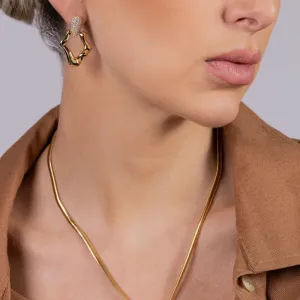 BRINCO ORGÂNICO COM BASE CRAVEJADA BANHO OURO 18K