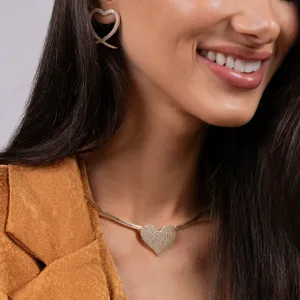 COLAR ARO ACHATADO COM CORAÇÃO CRAVEJADO BANHO OURO 18K