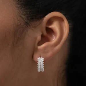 BRINCO ARGOLA COM ZIRCÔNIAS CRISTAIS BANHO PRATA
