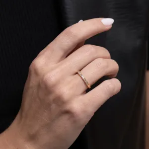 ANEL DELICADO COM ZIRCÔNIAS NAVETE BANHO OURO 18K