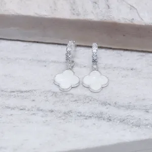 BRINCO ARGOLA ZIRCÔNIA COM TREVO MARFIM BANHO PRATA