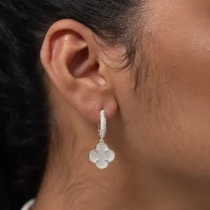 BRINCO ARGOLA CRAVEJADA COM VIRGINIA BRANCO PEROLIZADO BANHO PRATA